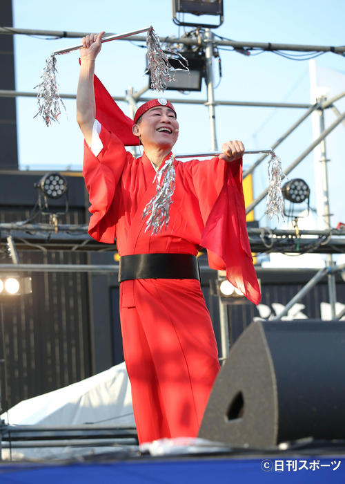 ステージでパフォーマンスをする振付師の真島茂樹（撮影・河田真司）