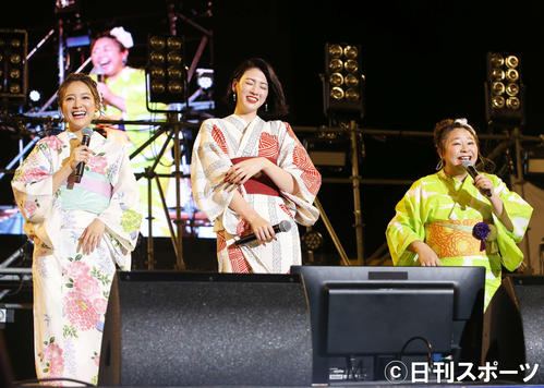 ステージであいさつをする、映画「ダンスウィズミー」に出演の、左からchay、三吉彩花、やしろ優（撮影・河田真司）