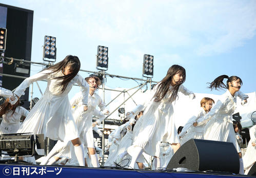 ステージでパフォーマンスをするラストアイドル（撮影・河田真司）