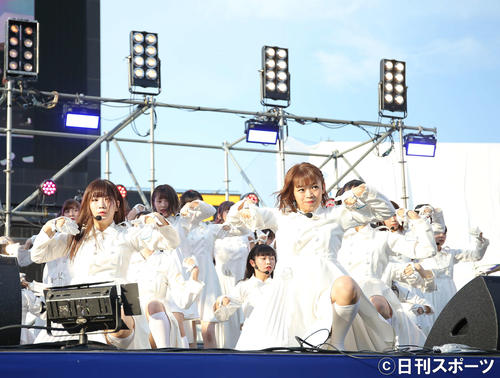 ステージでパフォーマンスをするラストアイドル（撮影・河田真司）