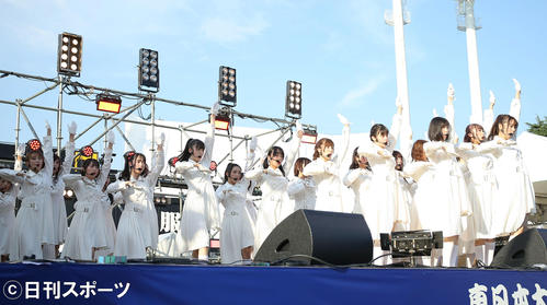 ステージでパフォーマンスをするラストアイドル（撮影・河田真司）