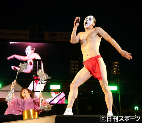 ステージでパフォーマンするゴールデンボンバー（撮影・河田真司）