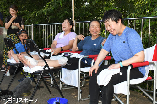 「24時間テレビ42」チャリティーランナー。30キロを走った後、休んでいた、よしこ（左）、いとうあさこ（中央）に、近藤春菜（右）が合流し会見した