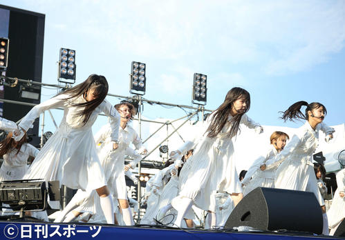 ステージでパフォーマンスをするラストアイドル（撮影・河田真司）
