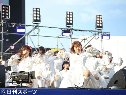 ステージでパフォーマンスをするラストアイドル（撮影・河田真司）