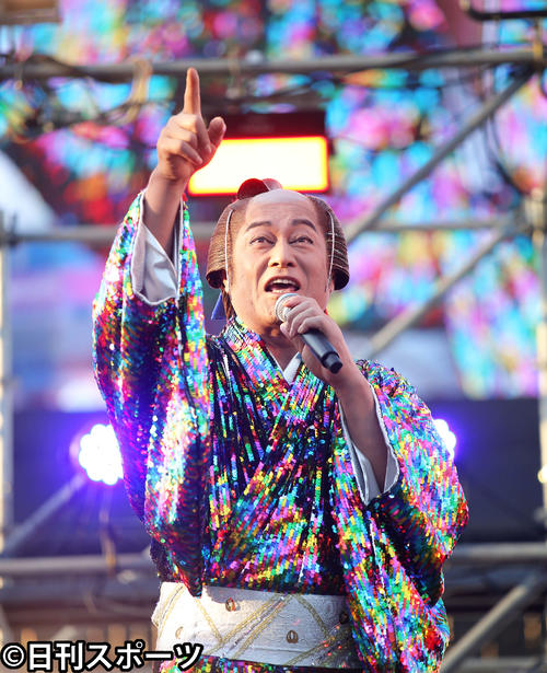 「マツケン・アスレチカ」を熱唱する松平健（撮影・河田真司）