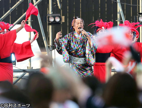 観客のハンカチを回すのに合わせて「マツケン・アスレチカ」を熱唱する松平健（中央）（撮影・松本俊）