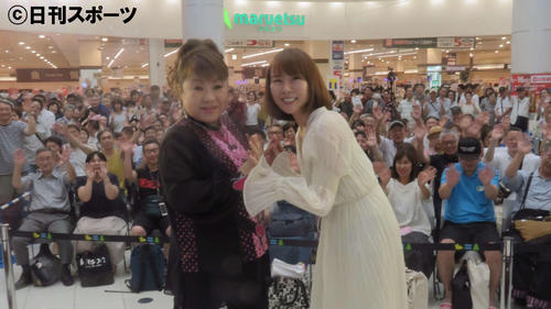 ミニライブを行った半崎美子（右）とゲストの天童よしみ（撮影・大井義明）