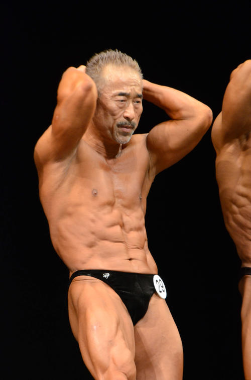 第53回男子大阪ボディービル大会出場に出場し、鍛え抜かれた筋肉をアピールする角田信朗