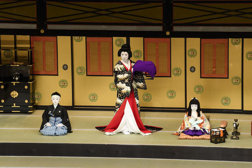 中村勘太郎（左）、中村長三郎（右）の兄弟は、叔父の中村七之助と「伽羅先代萩」に出演（松竹提供）