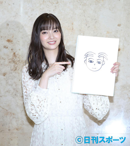 17秒で描き上げたという結婚相手の似顔絵を手に笑顔を見せる新川優愛（撮影・河田真司）