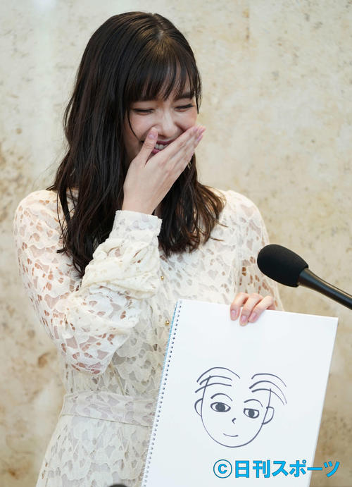 結婚相手の似顔絵を手に笑顔で会見する新川優愛（撮影・河田真司）