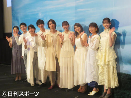 映画「いなくなれ、群青」完成披露イベントに出席した、左から柳明菜監督、神前暁氏、松岡広大、黒羽麻璃央、横浜流星、飯豊まりえ、矢作穂香、松本紀代、中村里帆