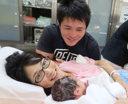 広島県内の病院で第1子の女児を出産した杉岡アナと夫の三村