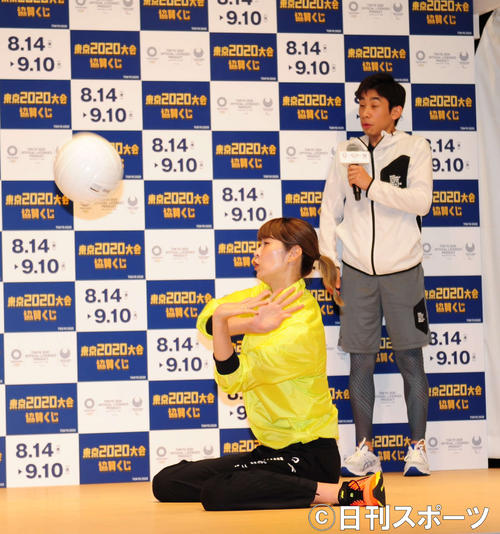 スパイクを受けた木村沙織と、ボールのスピードに驚く織田信成（撮影・松本久）