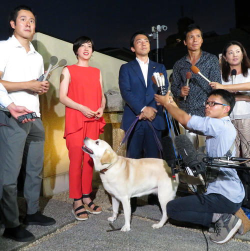 横須賀市の実家前で囲み取材を受ける滝川クリステル（左）と小泉進次郎衆院議員。下は滝川の愛犬アリス（2019年8月7日撮影）