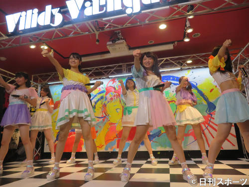 新曲のパフォーマンスを披露するアップアップガールズ（2）