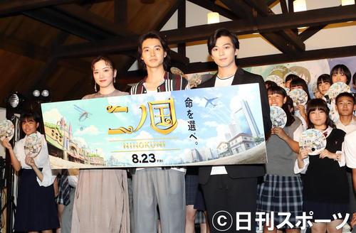 映画「ニノ国」公開直前イベントで記念撮影する、左から永野芽郁、山崎賢人、新田真剣佑（撮影・狩俣裕三）