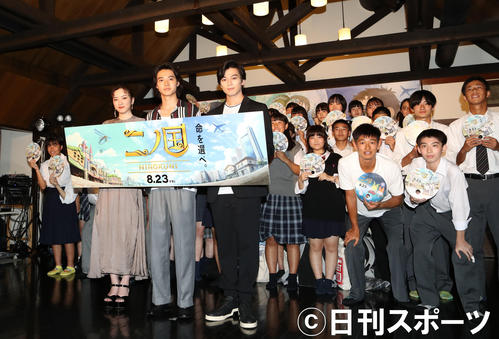 映画「ニノ国」公開直前イベントで記念撮影する、左から永野芽郁、山崎賢人、新田真剣佑（撮影・狩俣裕三）