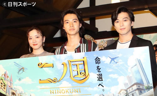 イベントで記念撮影する、左から永野芽郁、山崎賢人、新田真剣佑（撮影・狩俣裕三）