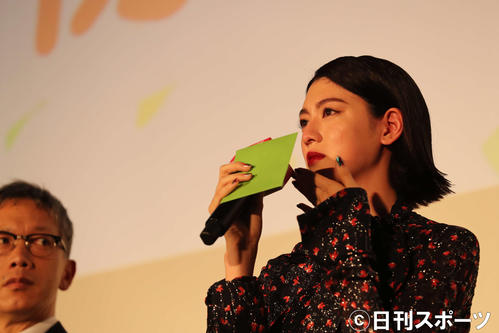 映画「ダンスウィズミー」公開初日舞台あいさつ　舞台あいさつで矢口史靖監督(左)からの手紙を受け取り、涙を流す三吉彩花