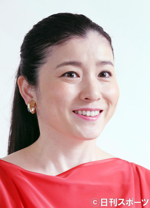 インタビューに答える書家の中塚翠涛