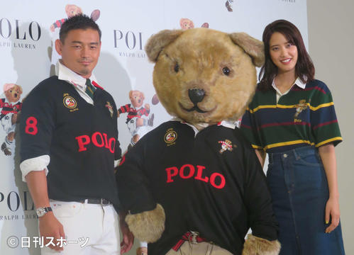 ポロ　ラルフローレン「キッカーベア」を囲む五郎丸歩（左）と山崎紘菜（撮影・大井義明）