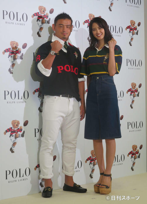 ポロ　ラルフローレン「キッカーベアコレクション」発表会に出席した五郎丸歩（左）と山崎紘菜（撮影・大井義明）