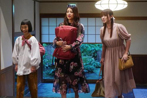 祖母のマツ（どんぐり＝左）、母の悦子（小沢真珠＝中）と華（深田恭子）（C）フジテレビ
