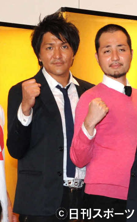 スリムクラブの真栄田賢(左)と内間政成（2011年7月24日撮影）