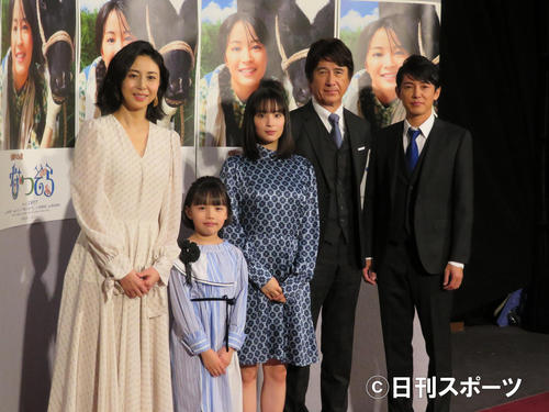 NHK「なつぞら」の会見を行った左から松嶋菜々子、粟野咲莉、広瀬すず、草刈正雄、藤木直人（2019年3月6日撮影）