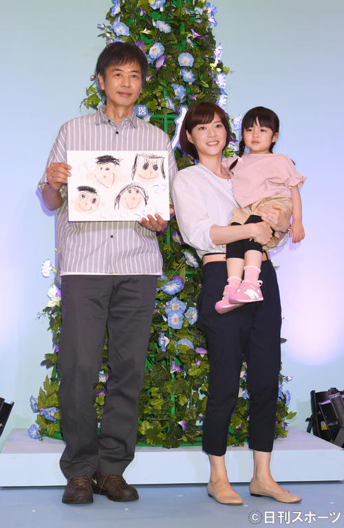 ドラマ「朝顔」の娘、つぐみ役に決まった加藤柚凪ちゃん（右）、左は時任三郎、中央は上野樹里（撮影・酒井清司）