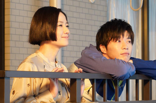 日本テレビ系「あなたの番です」主演の原田知世（左）田中圭