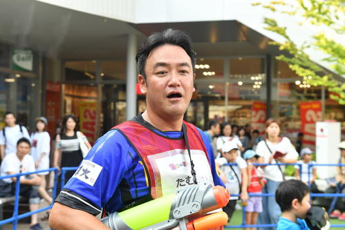 子供たちが中心のスポーツイベントを開催したタレントたむらけんじ