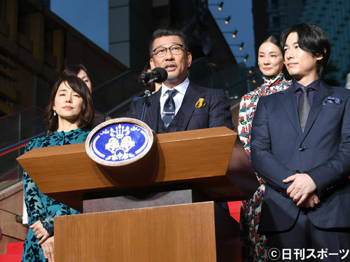 映画「記憶にございません！」完成披露試写会で、演説する中井貴一（中央）、左は石田ゆり子、右からディーン・フジオカ、吉田羊ら出演者（撮影・酒井清司）