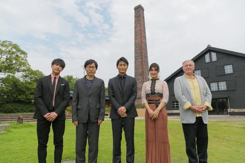 NHKBSプレミアム「黄色い煉瓦」の会見に出席した左から佐野岳、平田満、安田顕、村上佳菜子、ダニエル・カール