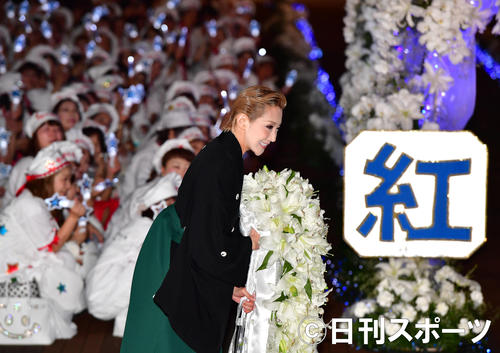 宝塚大劇場での最後の舞台を終えパレードを行いファンにあいさつする紅ゆずる（撮影・清水貴仁）