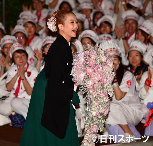 宝塚大劇場での最後の舞台を終えパレードを行う綺咲愛里（撮影・清水貴仁）