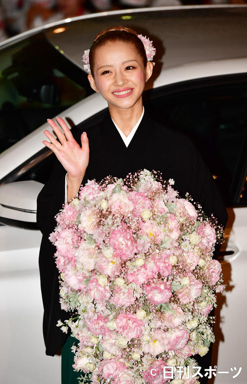 宝塚大劇場での最後の舞台を終えパレードを行う綺咲愛里（撮影・清水貴仁）