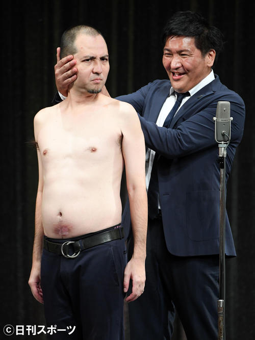 現場復帰したスリムクラブの真栄田賢（右）と内間政成（撮影・たえ見朱実）