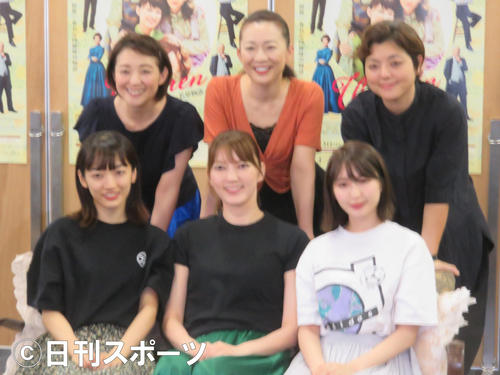前列左から下村実生、朝夏まなと、井上小百合、後列左から彩乃かなみ、香寿たつき、演出小林香氏
