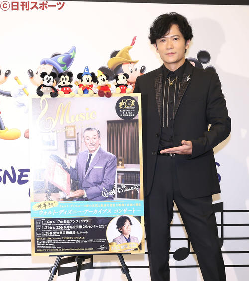 無事（？）にセットされたミッキーのぬいぐるみたちと写真に納まる稲垣吾郎（撮影・河田真司）