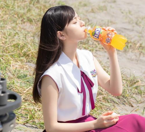浜辺でファンタを飲む齋藤飛鳥