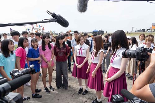 学生たちと話す乃木坂46