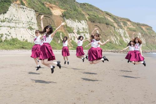 浜辺でジャンプする乃木坂46