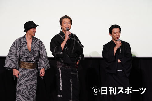 映画「3人の信長」完成披露舞台あいさつ浴衣姿で舞台あいさつに登壇した映画「3人の信長」の、左から市原隼人、TAKAHIRO、岡田義徳／＝2019年8月20日／