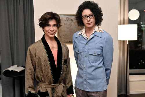 テレビ朝日系ドラマ「時効警察・復活スペシャル」にゲスト出演する武田真治（左）と主演のオダギリジョー