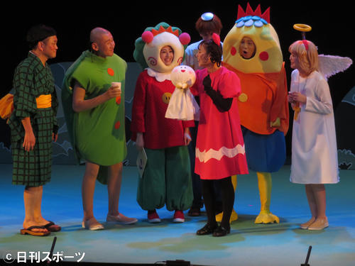 舞台「コジコジ」に主演する向井葉月（左から3人目）（撮影・横山慧）