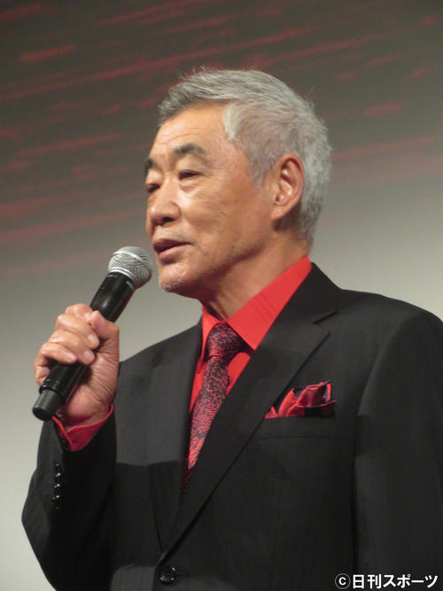 映画「ある船頭の話」完成披露舞台あいさつで話す柄本明