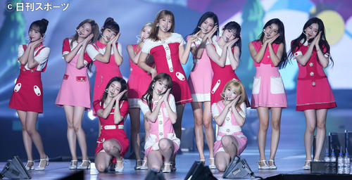ファンの歓声に包まれながら「Airplane」を披露するIZ＊ONE（撮影・河田真司）